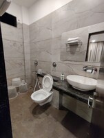 Habitación Premium doble | Baño | Ducha, toallas y jabón