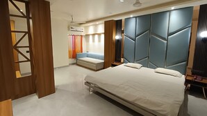 Una camera da letto moderna con un letto grande, una panca integrata e un pannello decorativo a parete.
