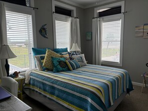 2 bedrooms, desk, iron/ironing board, WiFi