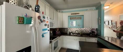 Refrigerador, microondas, horno, placa de cocina