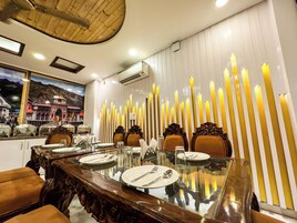 Desayuno buffet diario (INR 350 por persona)