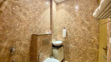 Chambre Triple Familiale | Salle de bain | Douche, bidet, savon, shampoing