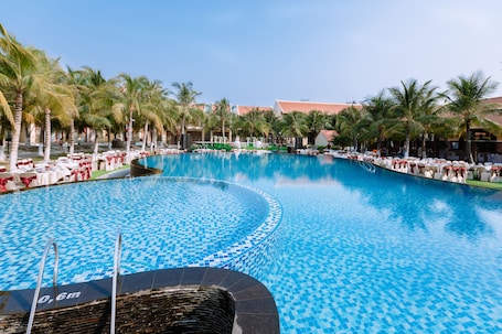 2 outdoor pools. Ha Tien Xua Hotel & Resort