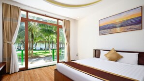 Deluxe-Doppelzimmer, Balkon, Poolblick | Blick auf den See