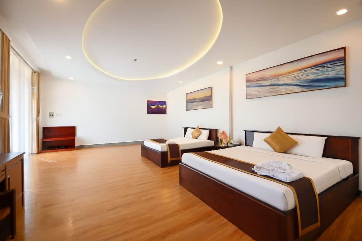 Deluxe vierpersoonskamer, balkon, uitzicht op meer | Een minibar, individueel gedecoreerd, individueel gemeubileerd