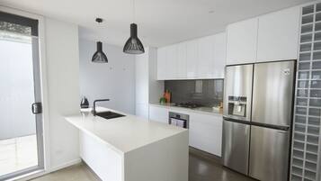 Refrigerador, microondas, horno y parrilla de estufa