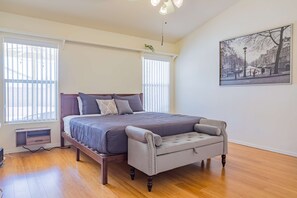 3 habitaciones, escritorio, tabla de planchar con plancha y wifi