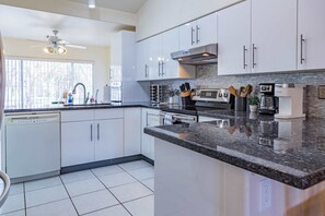 ثلاجة، ميكروويف، فرن، موقد طهي مسطح