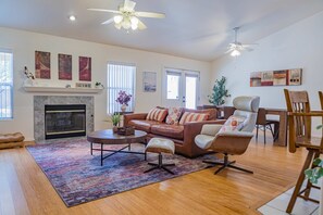 Televisión, chimenea, videojuegos, reproductor de DVD