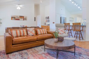 Televisión, chimenea, videojuegos, reproductor de DVD