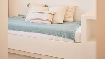 Junior suite | Luxe beddengoed, bedden met traagschuimmatrassen, een minibar