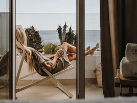 Ropa de cama de alta calidad, colchones con efecto memoria y minibar 