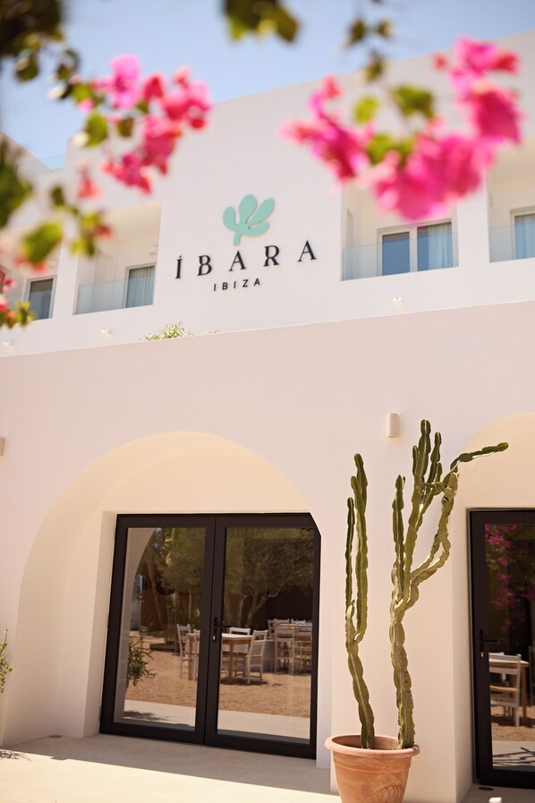 Front of property - Ibara Hotel Boutique (Santa Eulalia del Rio)