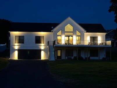 Seneca Serenity | Stylish & Bright Lake Escape