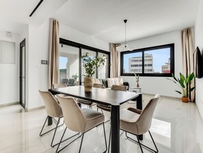 Apartamento, 2 habitaciones, balcón, vistas a la ciudad | Servicio de la habitación