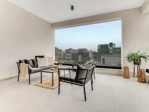 Apartamento, 2 quartos, sacada, vista para a cidade | Sala de estar