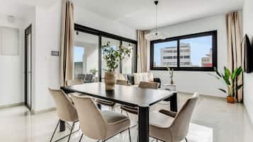 Apartamento, 2 habitaciones, balcón, vistas a la ciudad | Servicio de la habitación