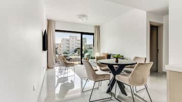 Apartment, 2 Bedrooms, Balcony, City View | Dining room