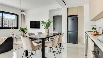 Apartment, 2 Bedrooms, Balcony, City View | Dining room