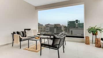 Apartment, 2 Bedrooms, Balcony, City View | Living room