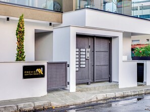 Apartamento, 2 quartos, sacada, vista para a cidade | Fachada