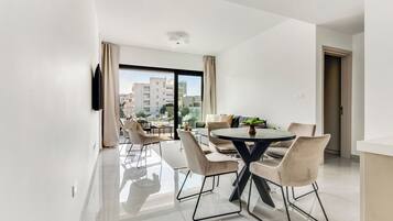 Departamento, 2 habitaciones, balcón, vista a la ciudad | Comedor