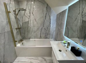 House | Bathroom | Combined shower/bathtub, deep-soaking bathtub, towels