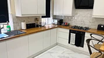 Casa | Cucina privata | Frigorifero, microonde, forno, piano cottura