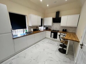 House | Private kitchen | Fridge, microwave, oven, stovetop