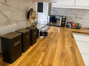 House | Private kitchen | Fridge, microwave, oven, stovetop - 3 Bed - Sleeps 7 - Free Parking - Central Location (Glasgow)