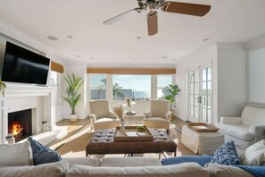 Televisio, takka, videopelejä, kirjoja