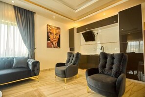 Suite – grand, bassengutsikt | Skrivebord, strykejern/-brett og wi-fi (inkludert)