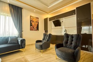 Grand Suite, Pool View | Desk, iron/ironing board, free WiFi