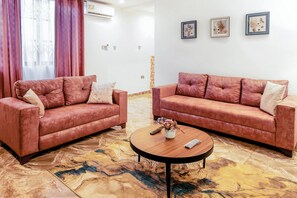 Comfort Apartment, 1 Queen Bed, Mountain View - AIDEN HOMES AND APARTMENTS HOTEL (Koforidua)