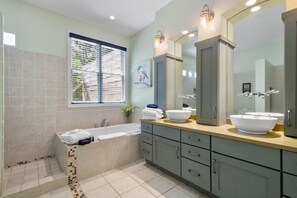 Douche, baignoire à jets, sèche-cheveux, serviettes fournies