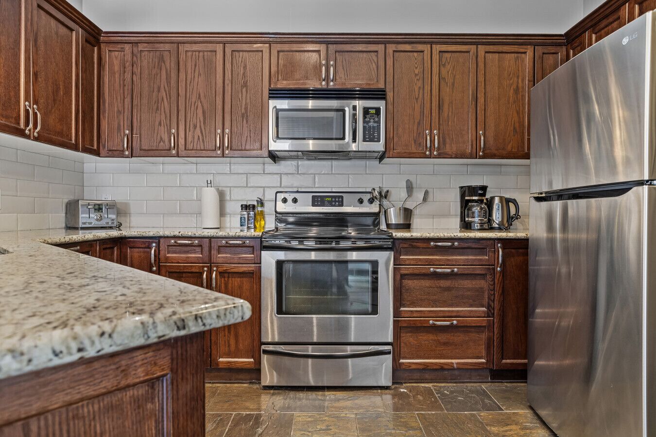 Kjøleskap, mikrobølgeovn, ovn og kokeplater