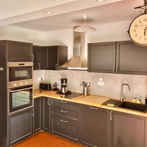 Kühlschrank, Mikrowelle, Ofen, Herdplatte