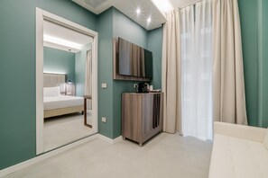 Junior Suite, Non Smoking | Hypo-allergenic bedding, memory foam beds, free minibar, in-room safe - Milano Ticinese Guest House (Milan)