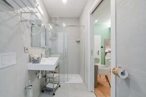 Dobbeltrom – superior, byutsikt | Bad | Dusj, regndusjhode, toalettartikler (inkludert) og hårføner