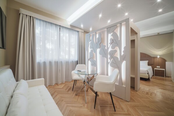Elite-Suite, Stadtblick | 1 Schlafzimmer, Allergikerbettwaren, Betten mit Memory-Foam-Matratzen