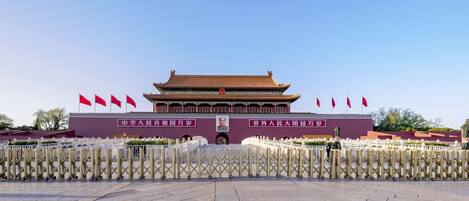 Ein traditionelles chinesisches Gebäude mit einem Ziegeldach und einem großen Eingangstor.