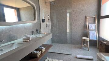 Douche, sĂšche-cheveux, bidet, serviettes fournies