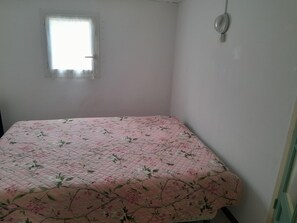 1 bedroom, bed sheets - Petite Maison 4 Personnes au Barcares dpt 66420 (Le Barcarès)
