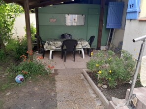 Outdoor dining - Petite Maison 4 Personnes au Barcares dpt 66420 (Le Barcarès)