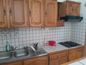 Refrigerador, microondas, parrilla de estufa y cafetera y tetera