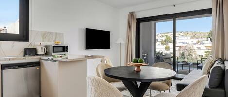 Departamento, 1 habitación, balcón, vista a la ciudad | Área de sala de estar