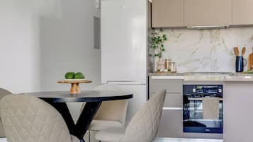 Apartment, 1 Bedroom, Balcony, City View | Dining room