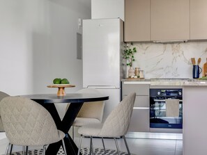 Leilighet, 1 soverom, balkong, byutsikt | Spisestue