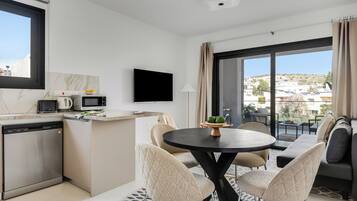 Apartment, 1 Bedroom, Balcony, City View | Living area