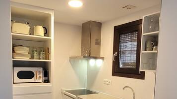 Mikrobølgeovn, kogeplade, opvaskemaskine